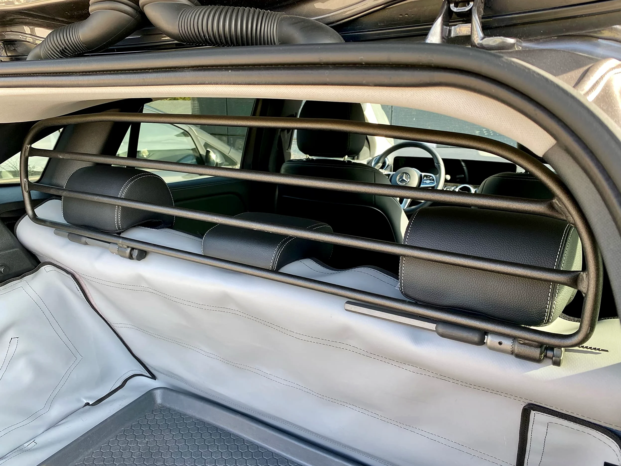 ERGOTECH Divisorio Griglia Rete Divisoria per Mercedes GLA (dal 2020 in Poi) RDA65HBG-XS, per Trasporto Cani e Bagagli