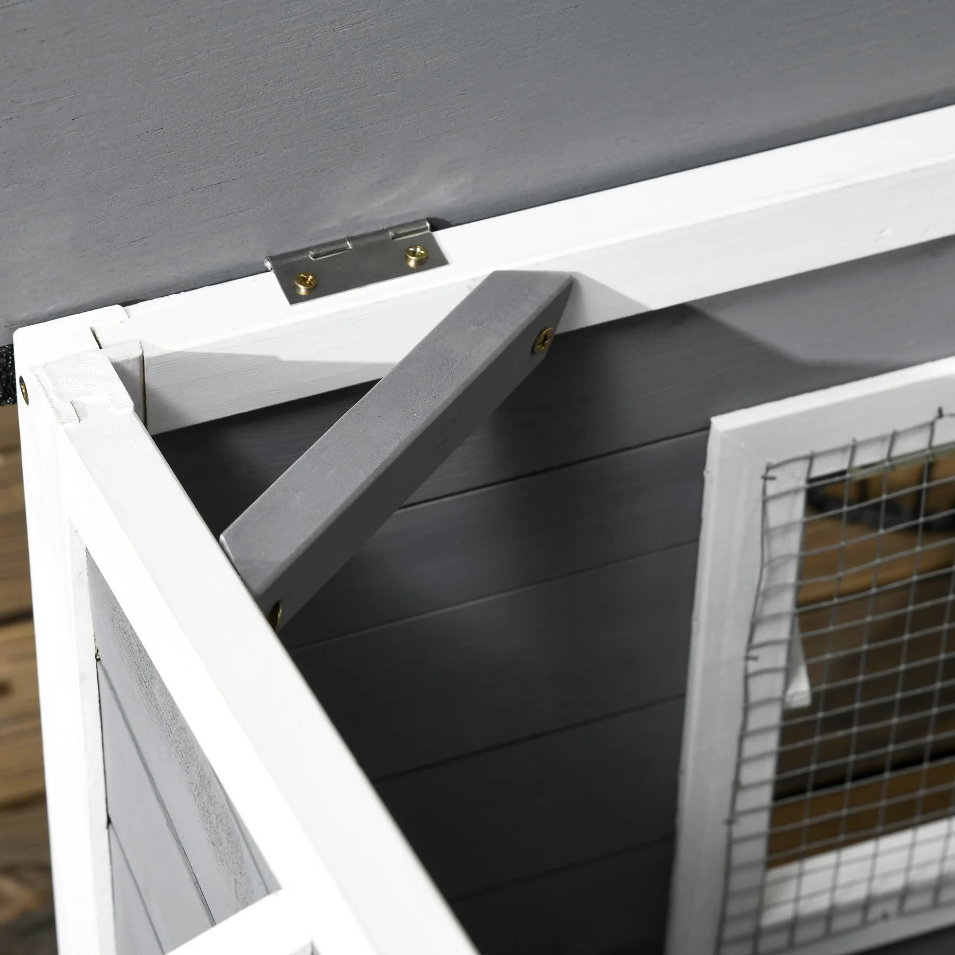 PawHut Casetta per Cani Taglia Piccola e Media in Legno di Abete, Design Rialzato con Tenda Protettiva, 2 Finestre e Fondo Rimovibile, 109x79x72 cm