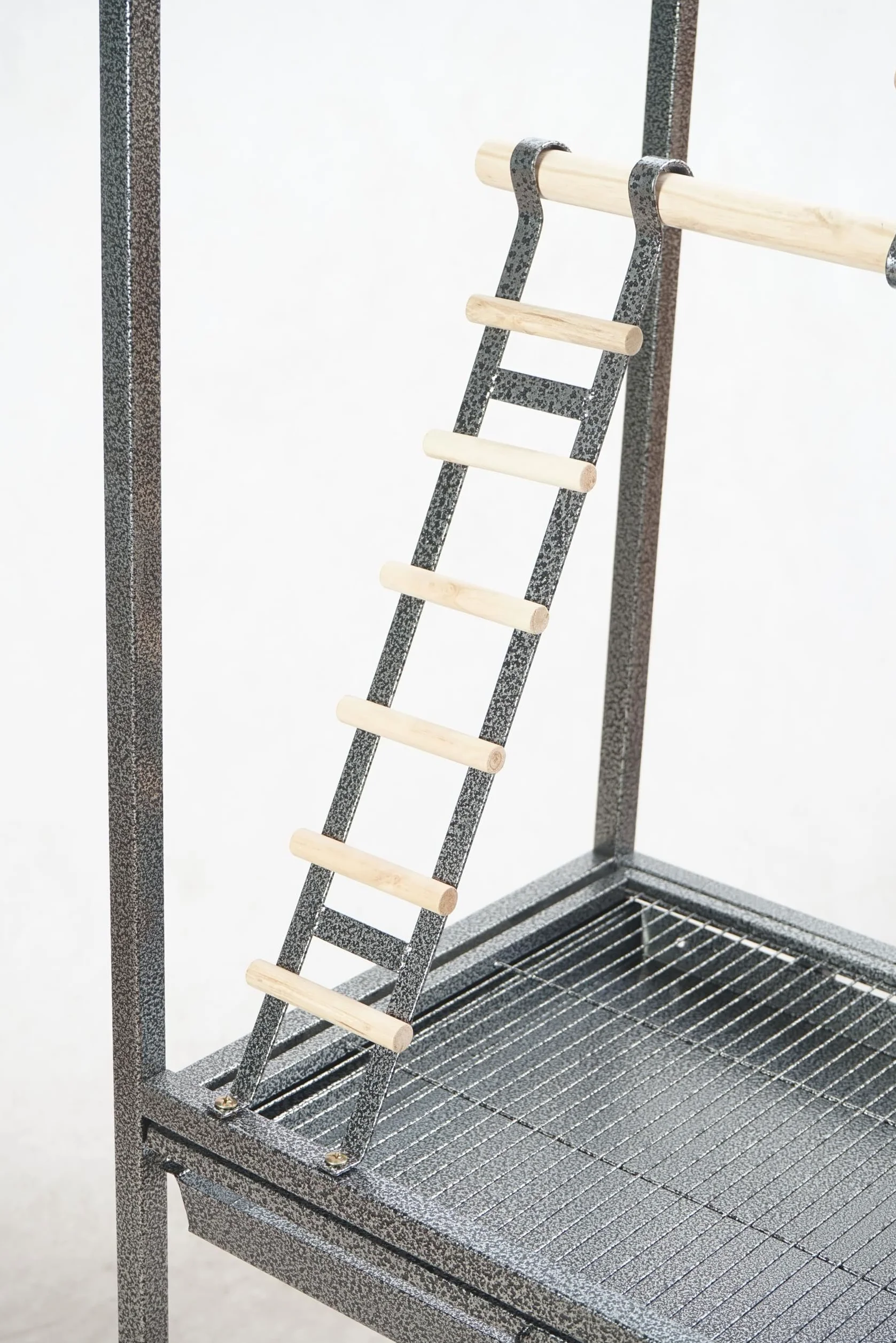 Pet's Solution - Trespolo per Pappagalli Grande e Stabile, Area Gioco con Scale, Posatoi, Mangiatoie in Acciaio, Griglia e Vassoio Estraibile, 4 Ruote, Color Nero Martellato – 64,5x44,5x154h cm