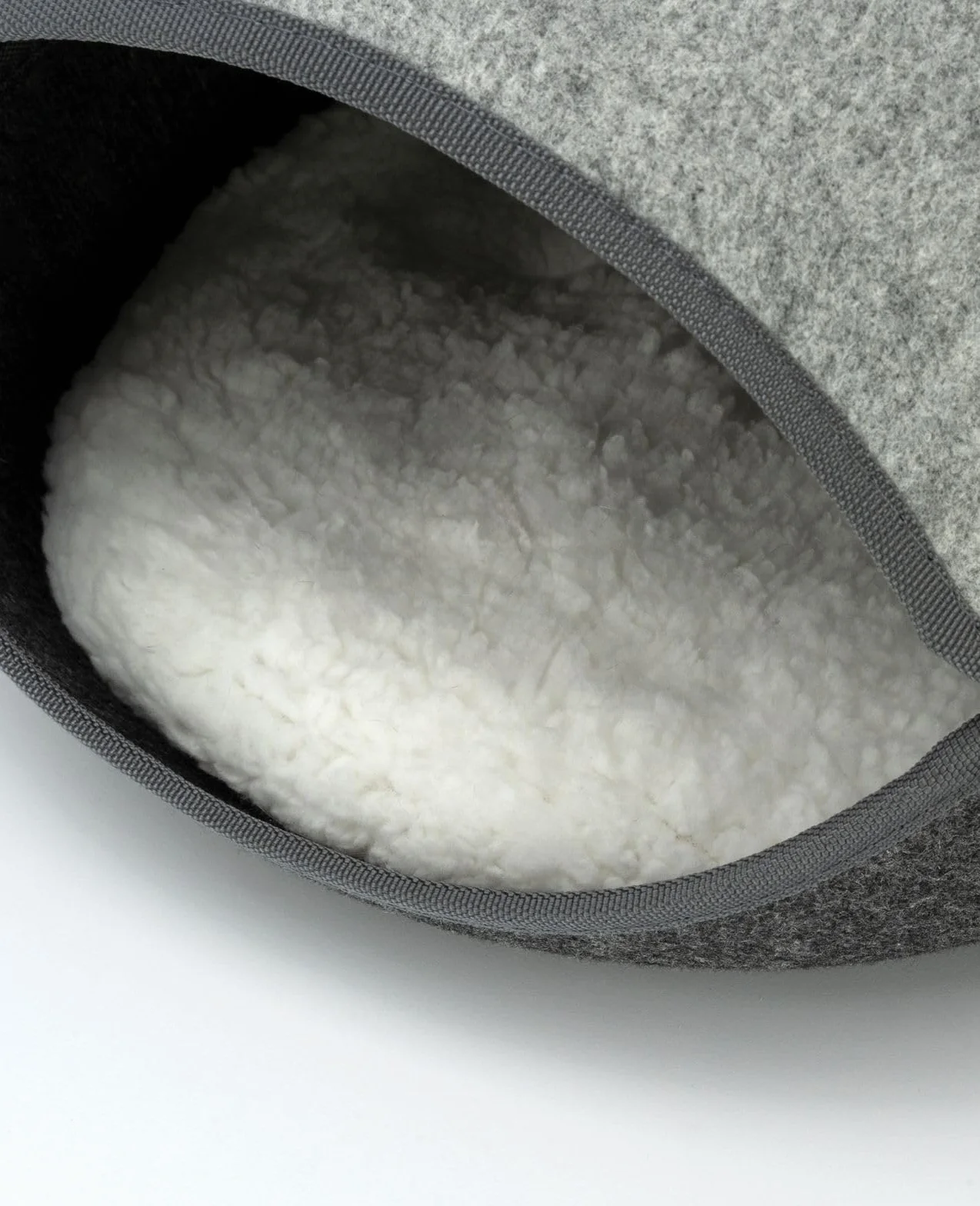 lionto Cuccia per gatti in feltro resistente con cerniera, tana accogliente 46x38x24 cm, letto moderno e confortevole con cuscino morbido e lavabile, grigio