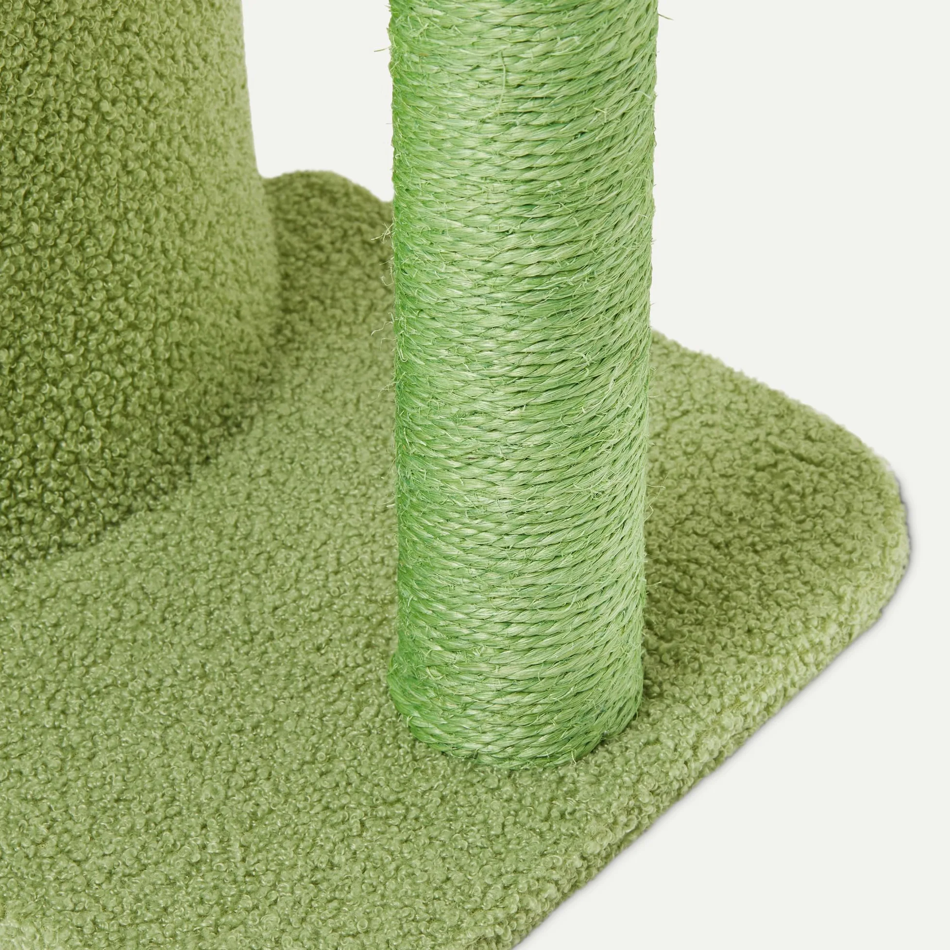 Amazon Basics - Albero Tiragraffi per Gatti e Gattini da Interni a Forma di Cactus,Colonna Tiragraffi con Piattaforma Curva e Accogliente Condominio, Pallina Oscillante Interattiva,Altezza 78cm,Verde