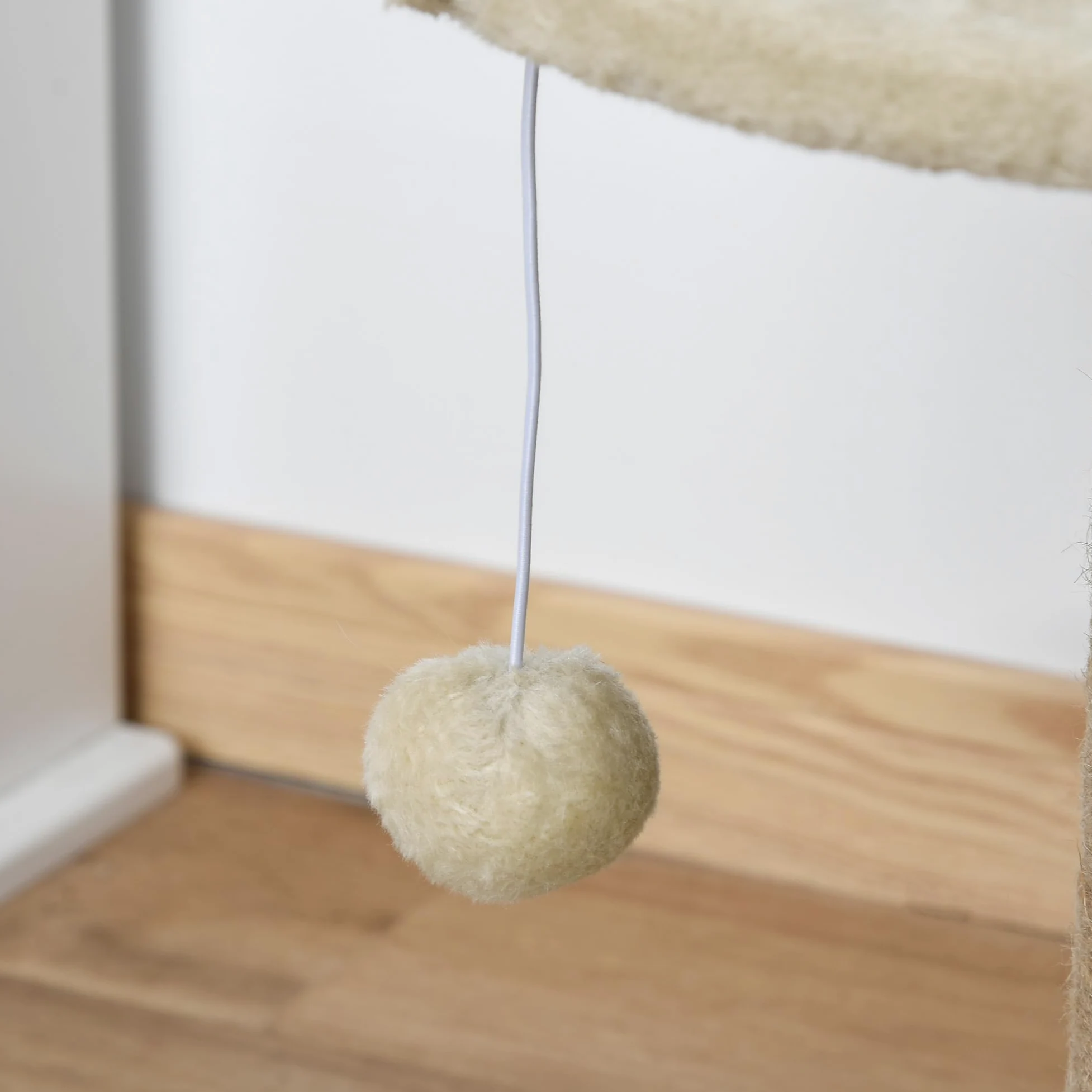 PawHut Albero Tiragraffi per Gatti Adulti e Gattini, Trespolo con Lettino per Gatti, Palo in Juta e Pallina Appesa, 40x40x49cm, Beige