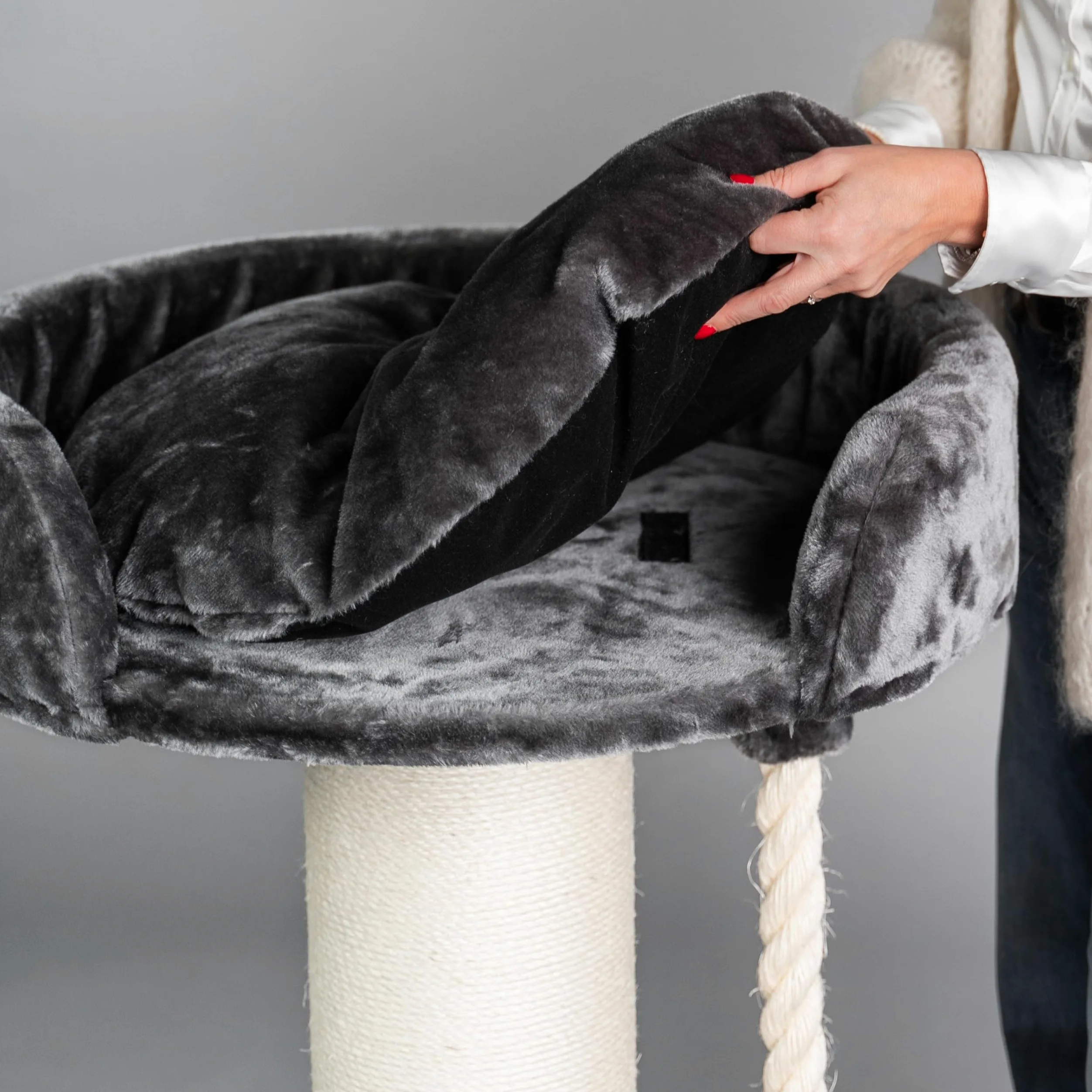 RHRQuality Tiragraffi per gatti di grossa taglia - Chartreux – 80 cm di altezza – Con palo in sisal extra spesso da 20 cm - Lussuosa cuccia di ⌀60 cm – Grigio scuro
