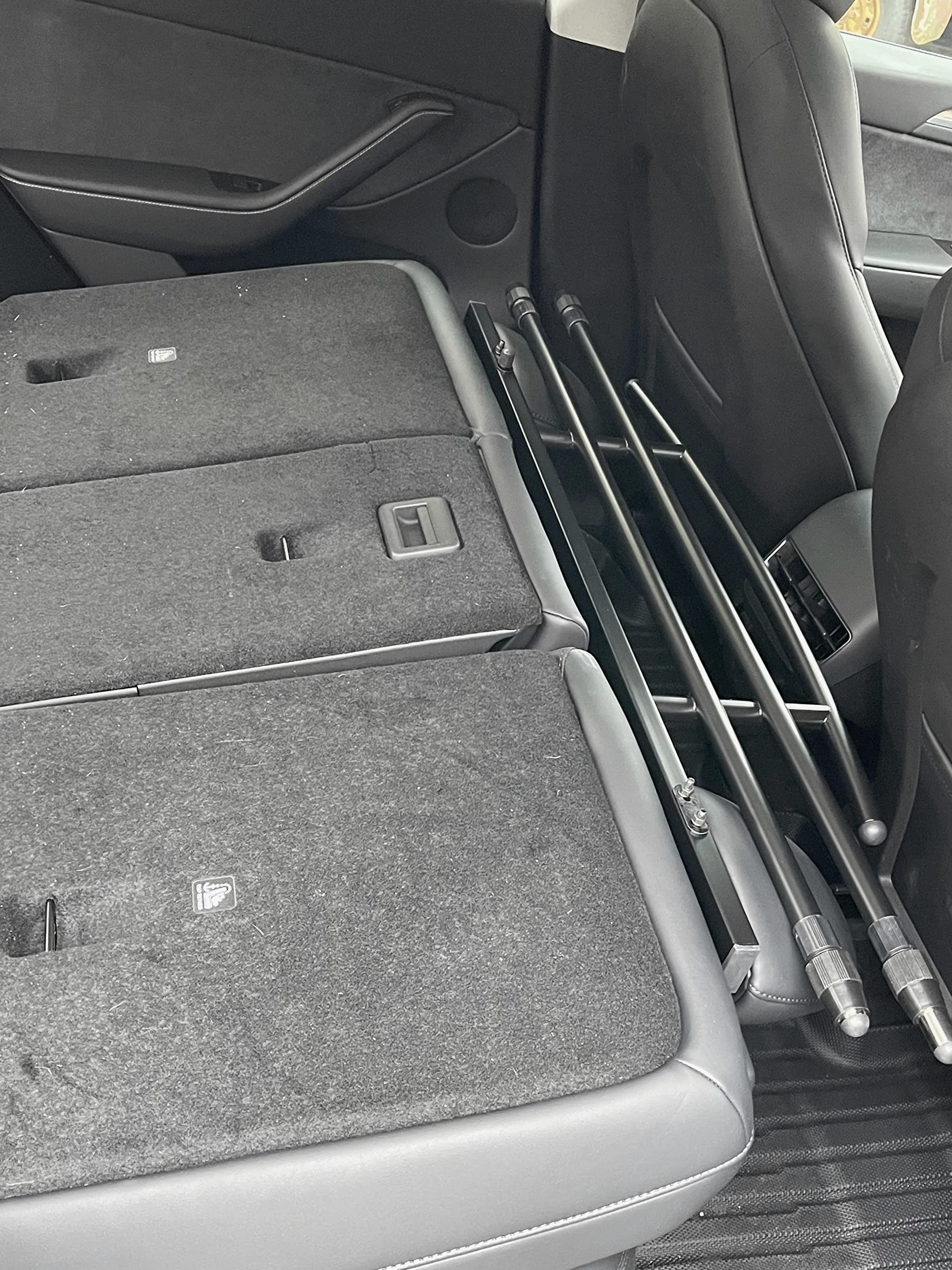Electric Rebels | Griglia di trasporto per Tesla Model Y | Barre regolabili in continuo | Fissaggio con poggiatesta - Griglia di protezione e separazione