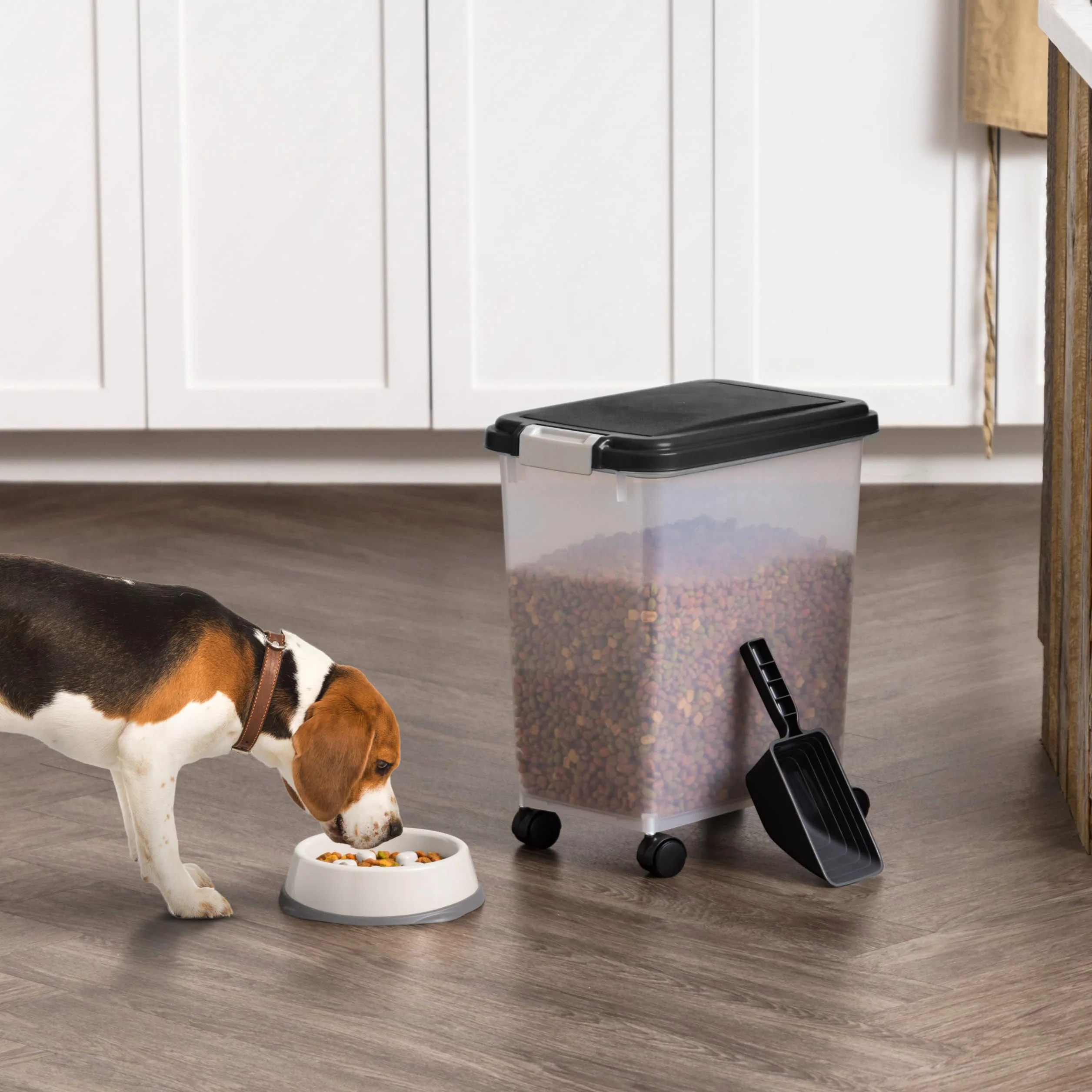 IRIS USA - Contenitore ermetico per cibo per cani, con paletta da 2 tazze e ciotola per mangiatoia lenta, fino a 13,6 kg, con ruote attaccabili, ciotola antiscivolo a becco corto, facile da pulire,