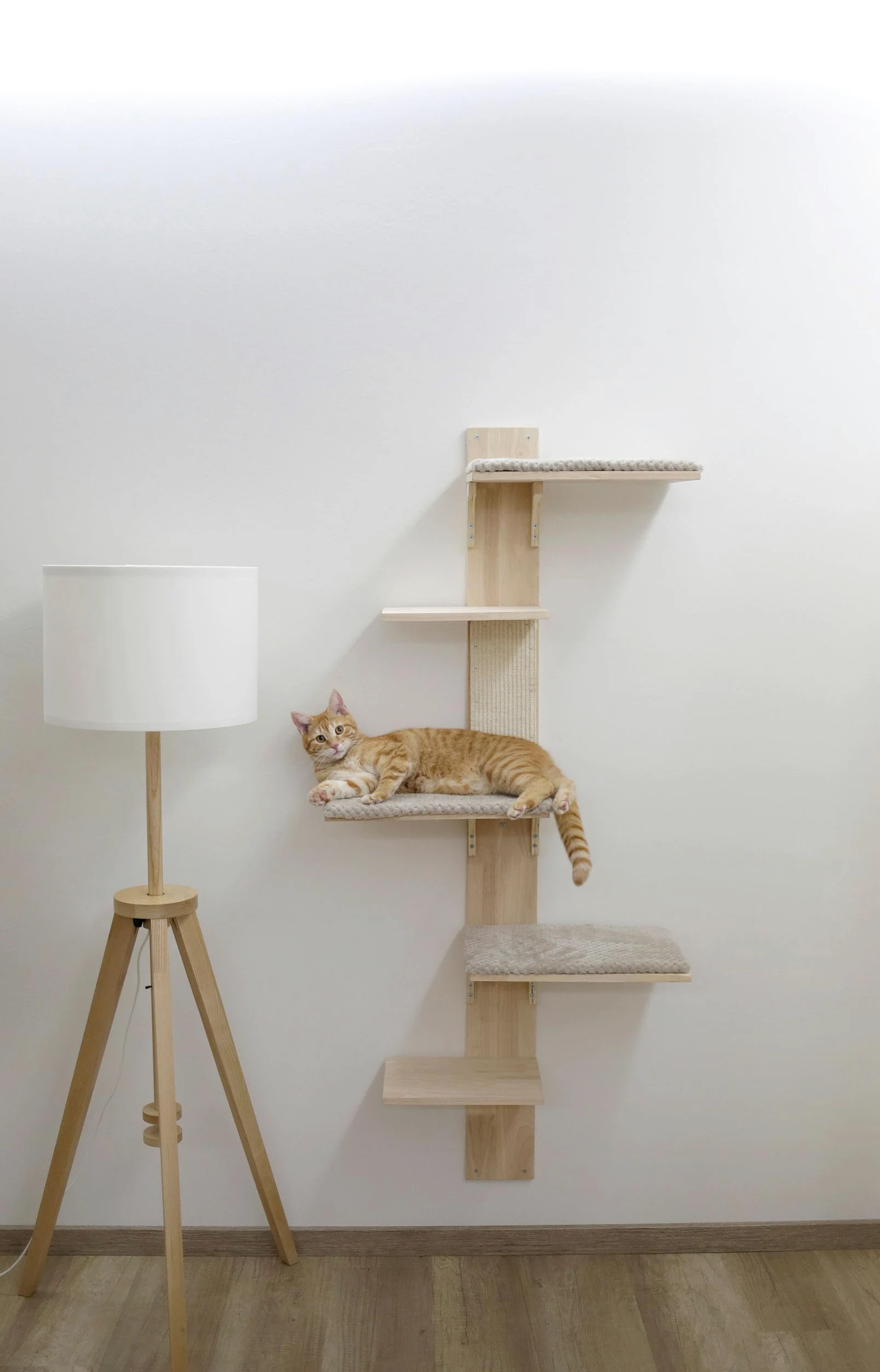 Kerbl Pet albero tiragraffi da parete Timber, 150 cm, legno massiccio, salvaspazio, cuscini in peluche rimovibili, tavola in sisal per la cura degli artigli, per gatti fino a 4,5 kg