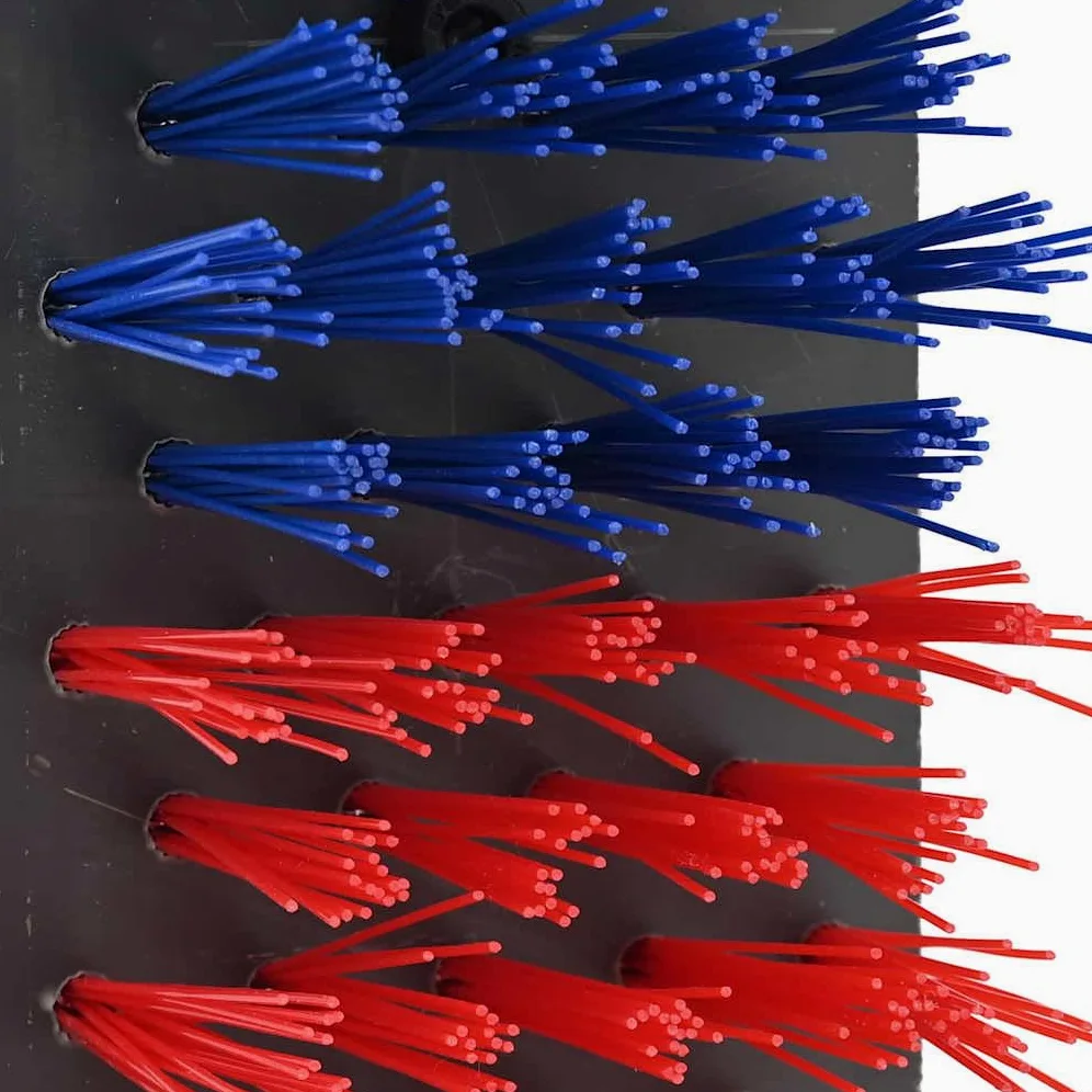 vidaXL Spazzole per il bestiame Rosso e Blu 84 x 10 x 91 cm PVC, Sistema di Spazzole per Bestiame, Montaggio a Parete Robusto, Strumenti di Grooming per Animali