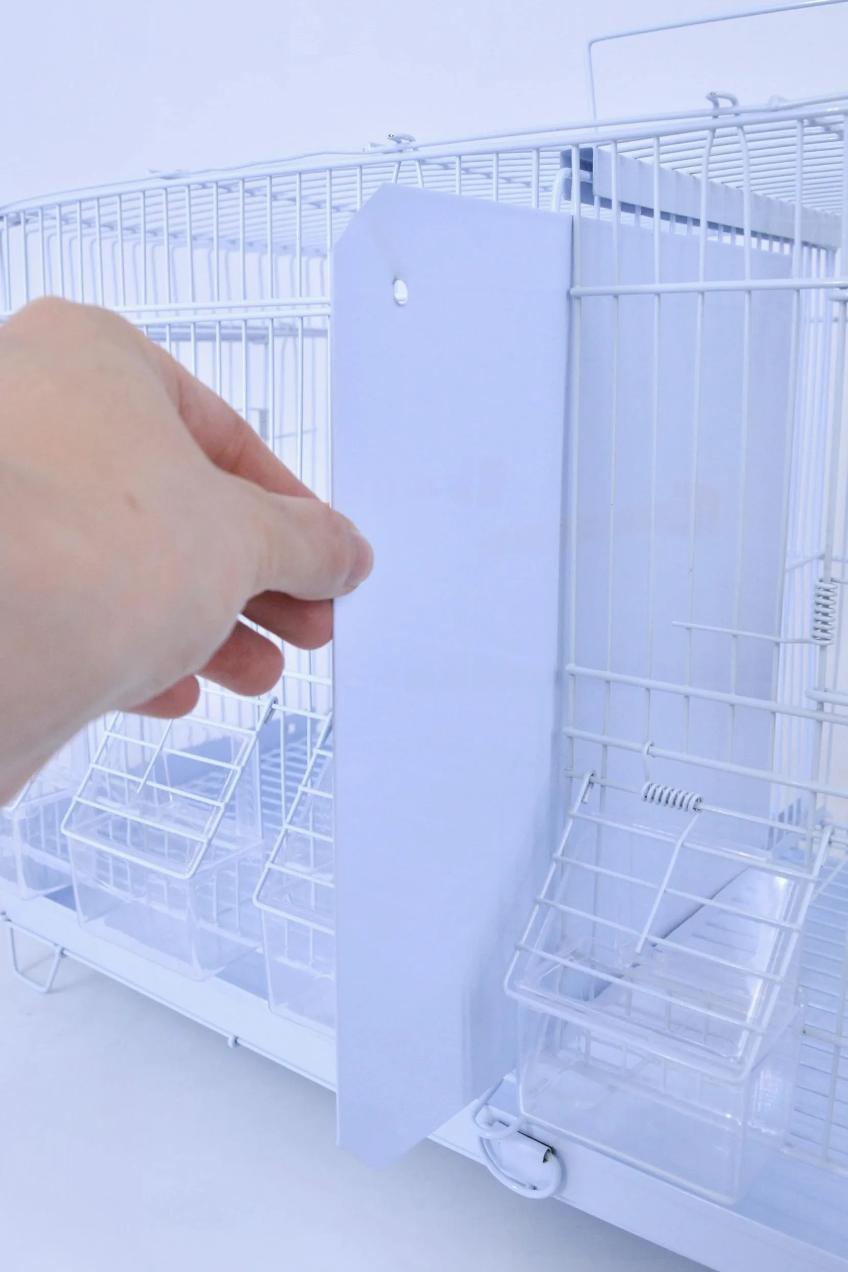 Pet's Solution - Gabbia Cova per Uccelli, Ideale per Allevamento e Predisposizione Modulare Verticale, con Divisori, Griglia e Vassoio Estraibili, Posatoi e 6 Mangiatoie (Bianca)