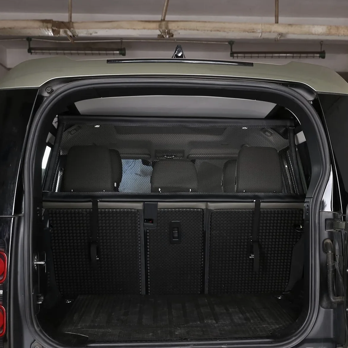 Barriera per cani per auto compatibile con LR Defender 110 2020-2025, rete di sicurezza per auto per animali domestici, protezione regolabile per cani per bagagliaio auto, reti divisori universali per