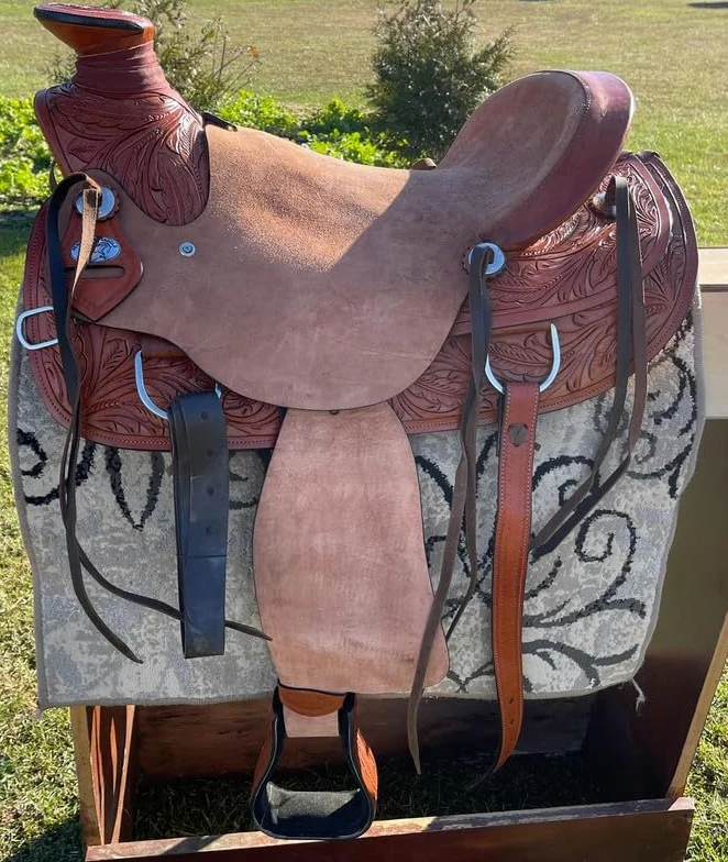 Sella per cavallo in pelle con puntine abbinate, sella per cavallo da corsa in stile western (marrone chiaro, 40,6 cm)