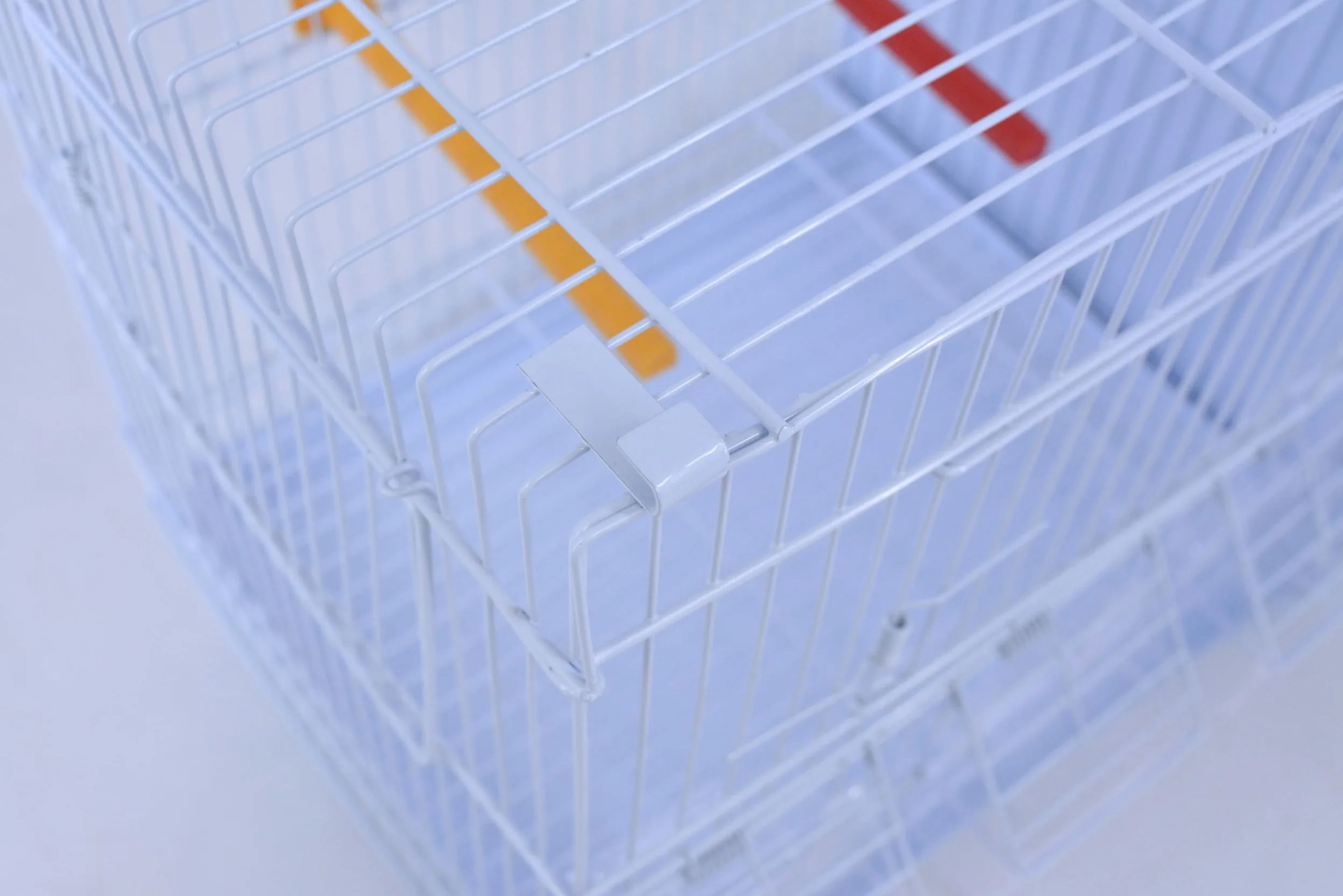 Pet's Solution - Gabbia Cova per Uccelli, Ideale per Allevamento e Predisposizione Modulare Verticale, con Divisori, Griglia e Vassoio Estraibili, Posatoi e 6 Mangiatoie (Bianca)