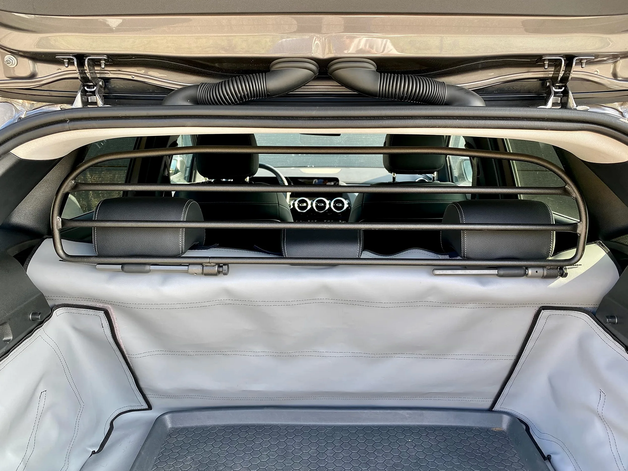 ERGOTECH Divisorio Griglia Rete Divisoria per Mercedes GLA (dal 2020 in Poi) RDA65HBG-XS, per Trasporto Cani e Bagagli