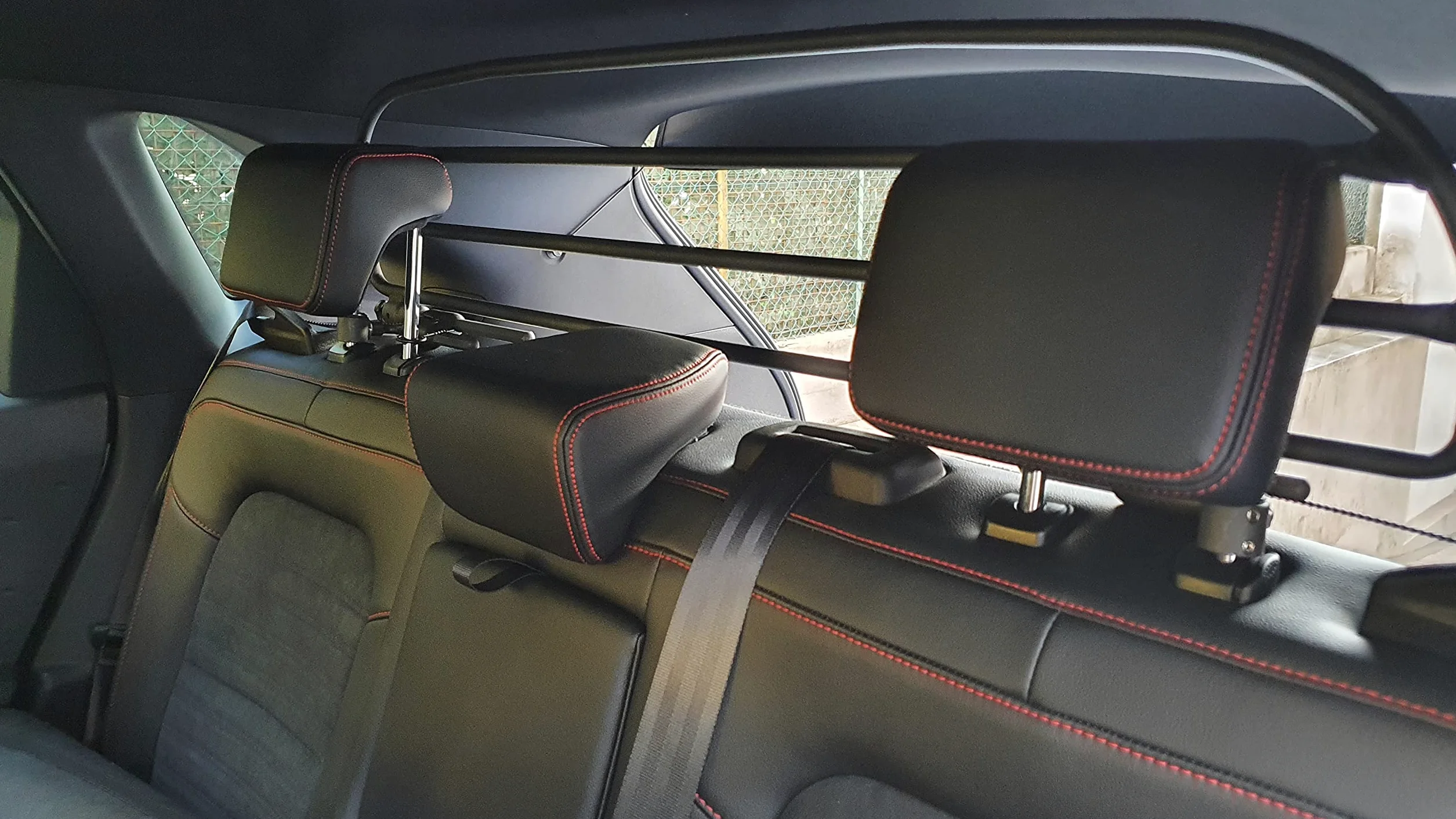 ERGOTECH Divisorio Griglia Divisoria in Metallo Compatibile con Ford Kuga (dal 2020 in Poi) RDA65HBG-XS, per Trasporto Cani e Bagagli