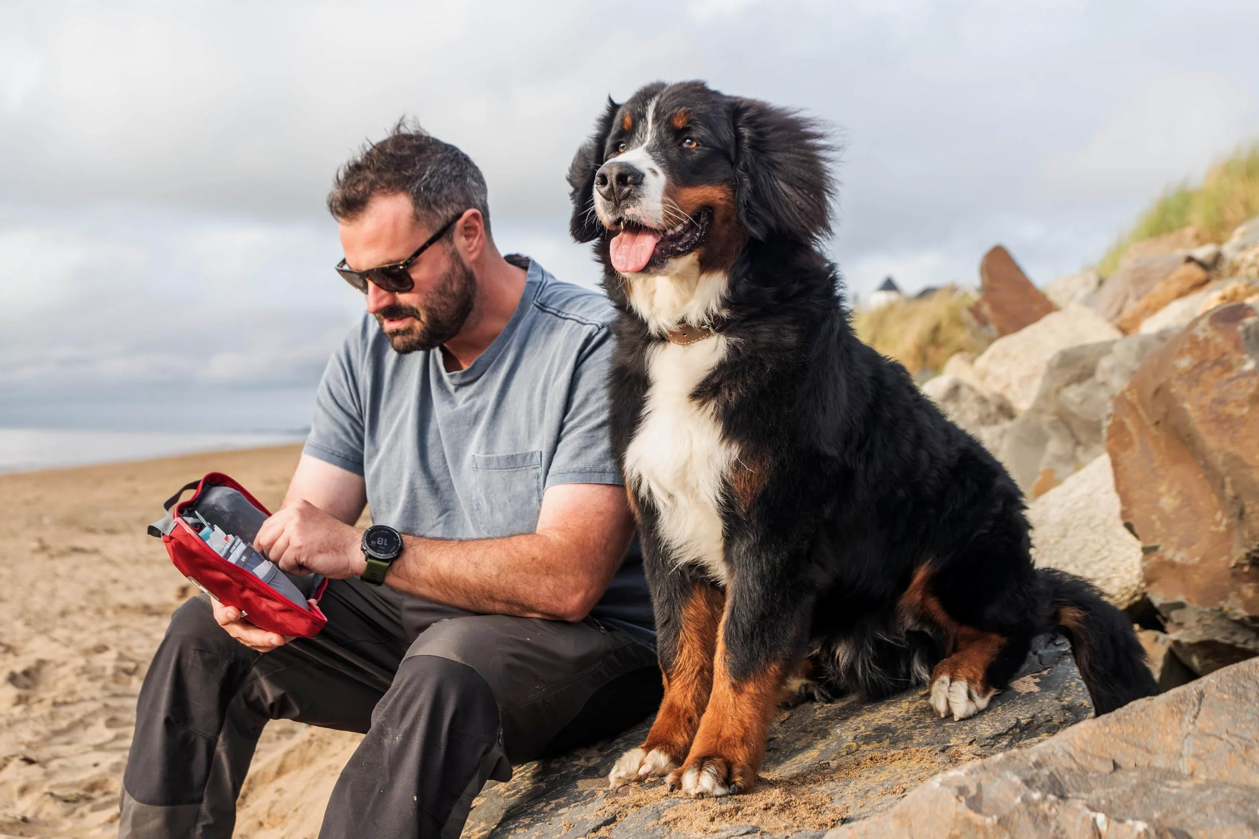 Mountain Paws Ultimate Dog First Aid Kit – 56 pezzi Essential Care Pack per cani, facile da trasportare, ideale per viaggi, casa, vacanze, passeggiate di più giorni