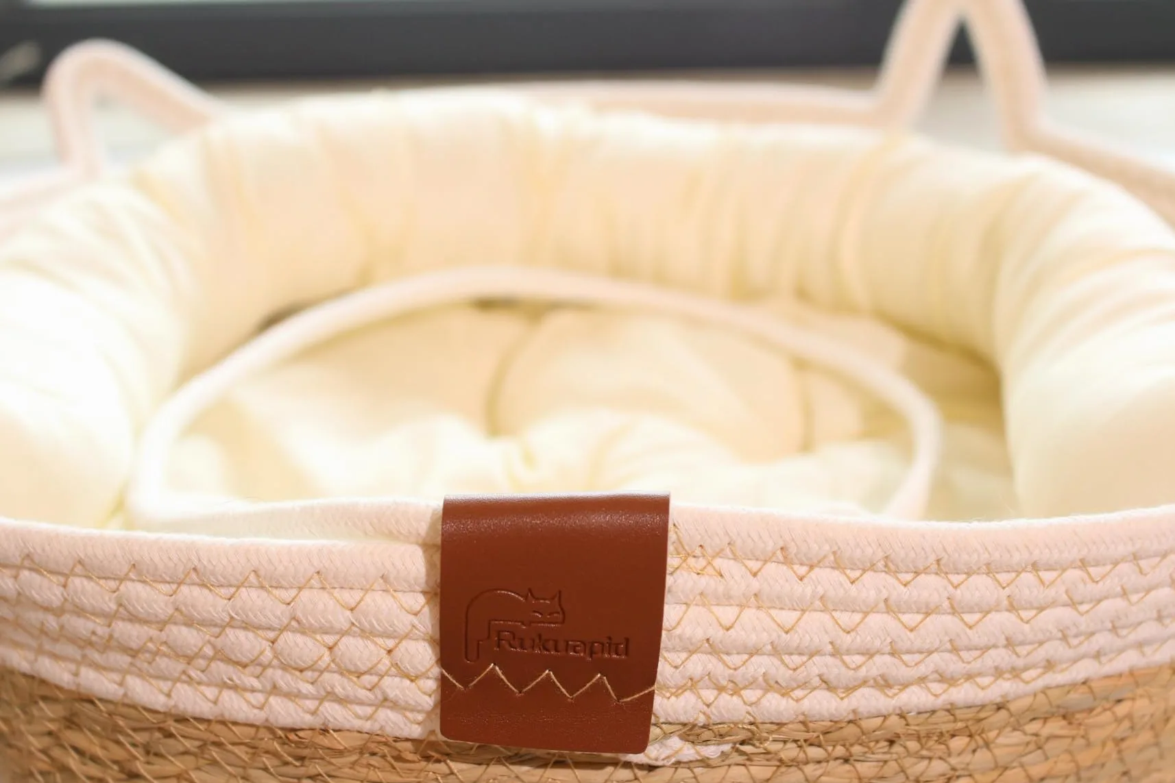 Cuccia per gatti, rotonda, in rattan e 100% cotone, 40 x 40 x 13 cm, colore marrone e bianco (cuscino in cotone)
