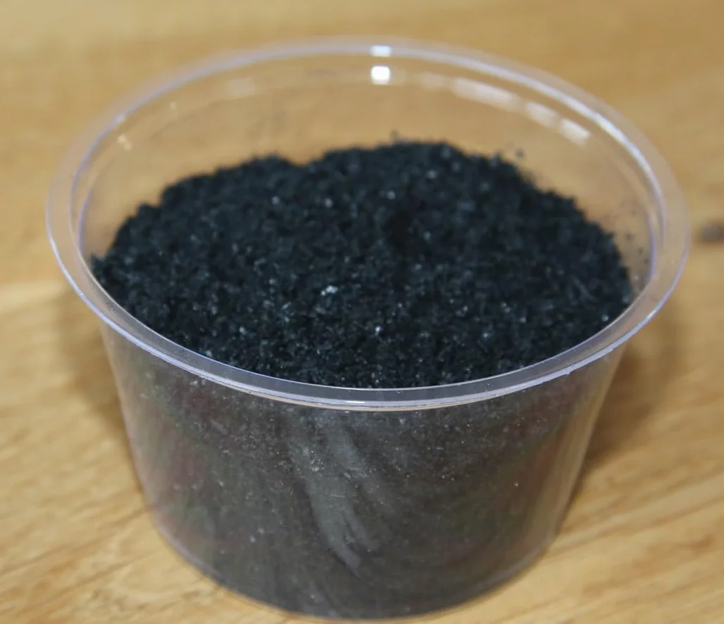 Carbone alimentare per cavalli – Secchio da 5 l di carbone per mangimi premium per una sana digestione, per la prevenzione e come aiuto naturale immediato per coliche e feci