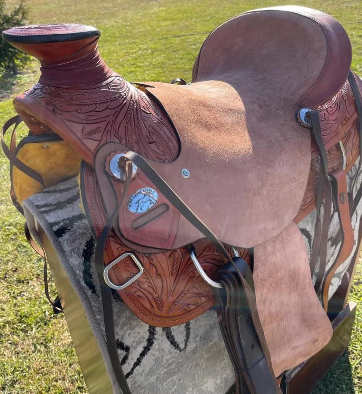 Sella per cavallo in pelle con puntine abbinate, sella per cavallo da corsa in stile western (marrone chiaro, 40,6 cm)