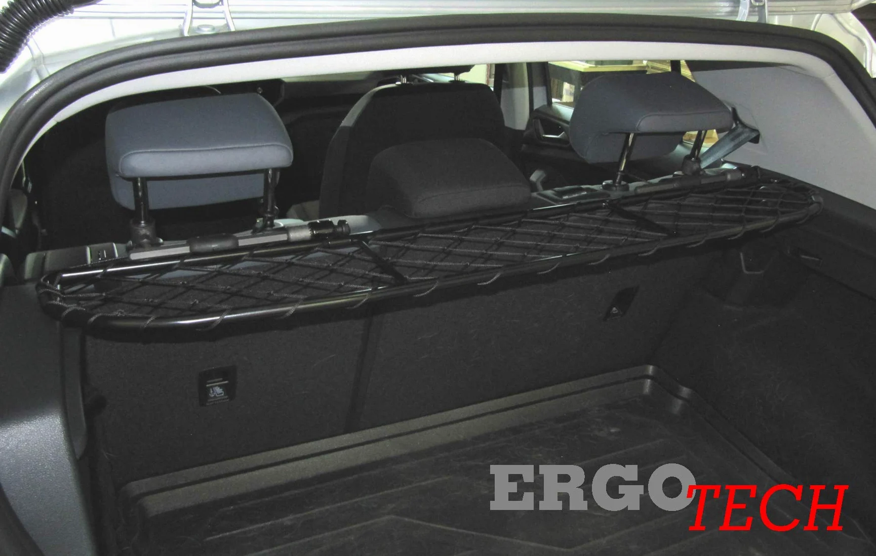 ERGOTECH Divisorio Griglia Rete Divisoria per Volkswagen T-Cross, RDA65-HXXS16, Trasporto Cani e Bagagli