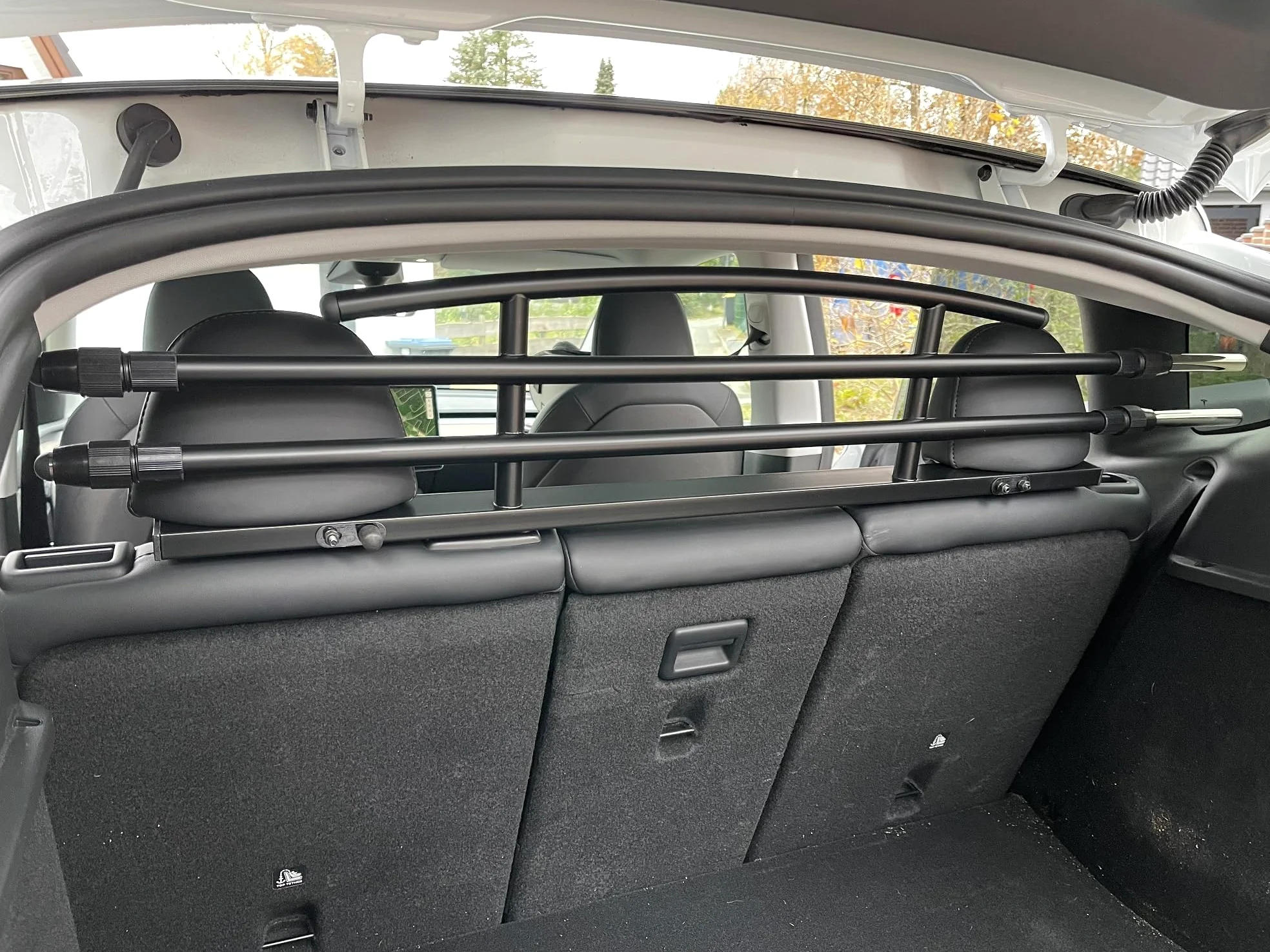 Electric Rebels | Griglia di trasporto per Tesla Model Y | Barre regolabili in continuo | Fissaggio con poggiatesta - Griglia di protezione e separazione