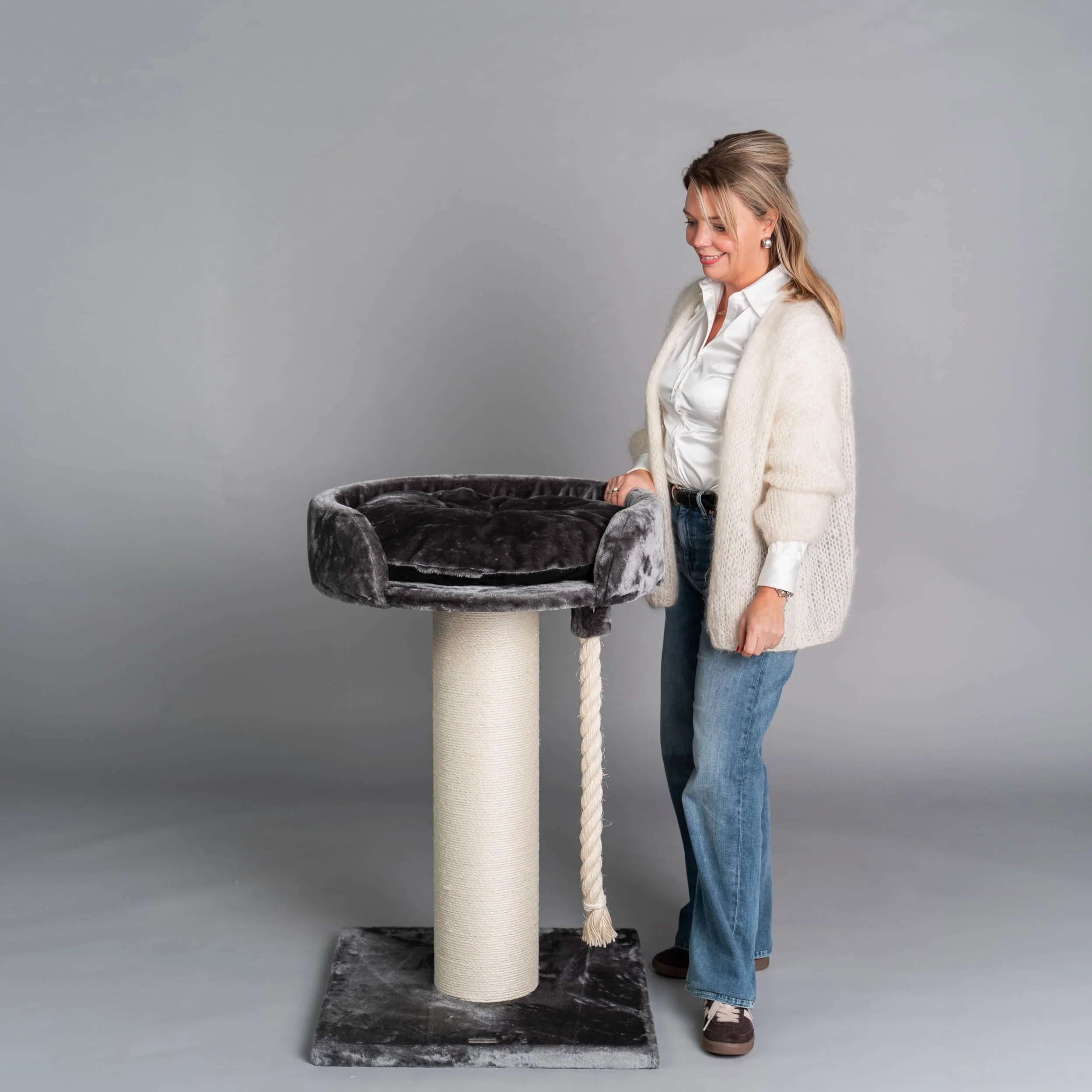 RHRQuality Tiragraffi per gatti di grossa taglia - Chartreux – 80 cm di altezza – Con palo in sisal extra spesso da 20 cm - Lussuosa cuccia di ⌀60 cm – Grigio scuro