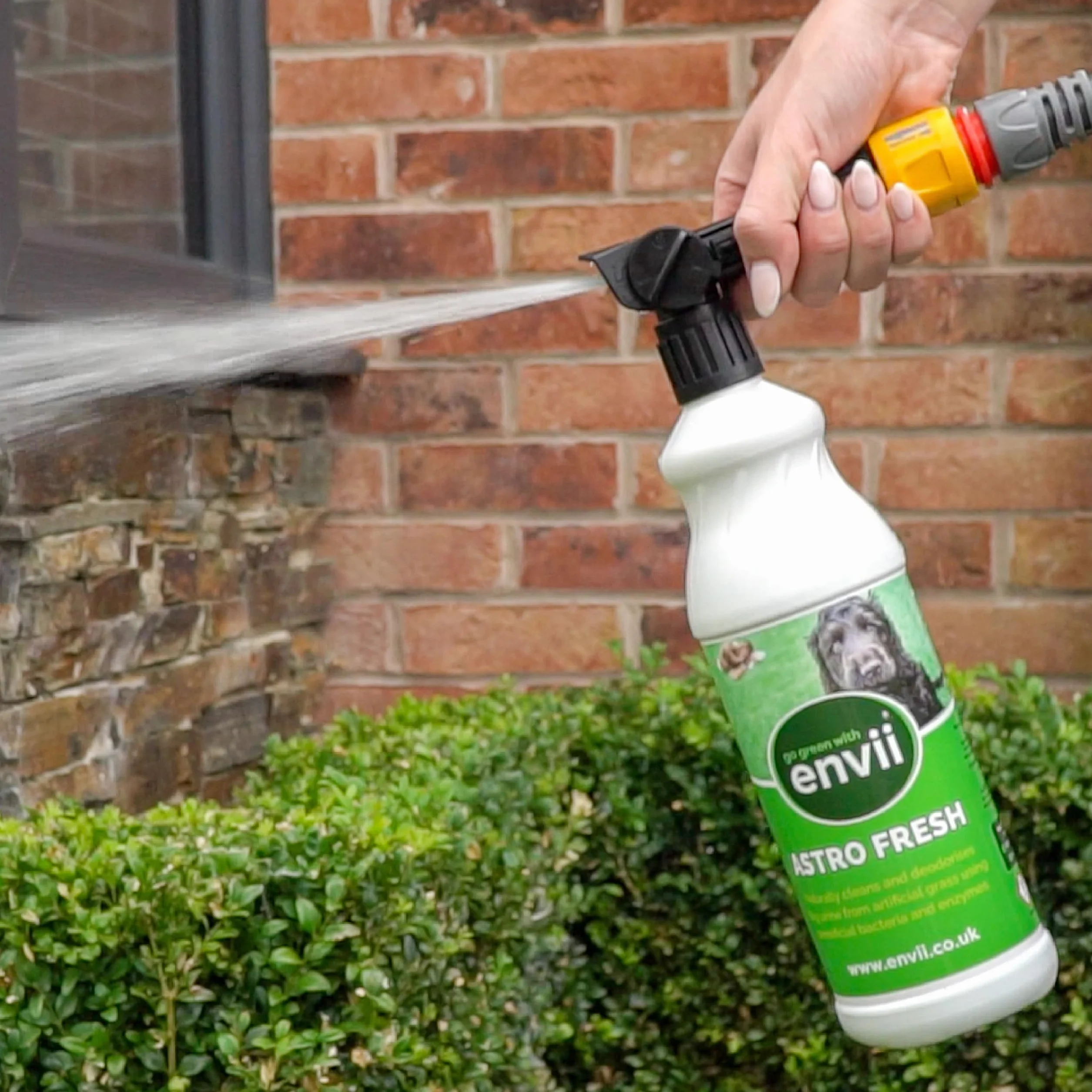 envii Astro Fresh – Detergente Naturale per Prato Sintetico per Urina di Cani e Odori – Senza Sostanze Chimiche, Pronto all’Uso con Spruzzatore da Tubo – Facile da Applicare, 1L Tratta 100m²