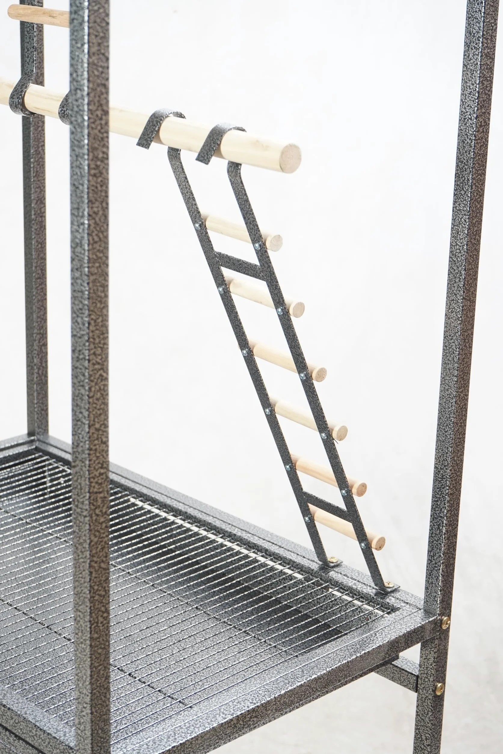 Pet's Solution - Trespolo per Pappagalli Grande e Stabile, Area Gioco con Scale, Posatoi, Mangiatoie in Acciaio, Griglia e Vassoio Estraibile, 4 Ruote, Color Nero Martellato – 64,5x44,5x154h cm