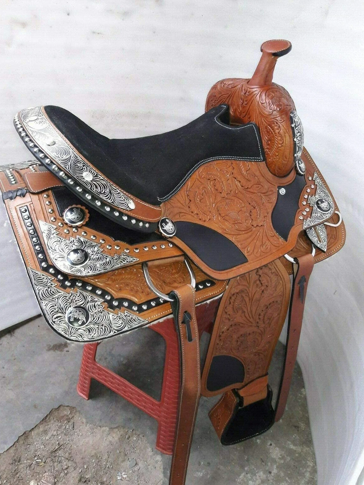 Equestrian Universe - Sella Western in pelle con angolo argentato canchos