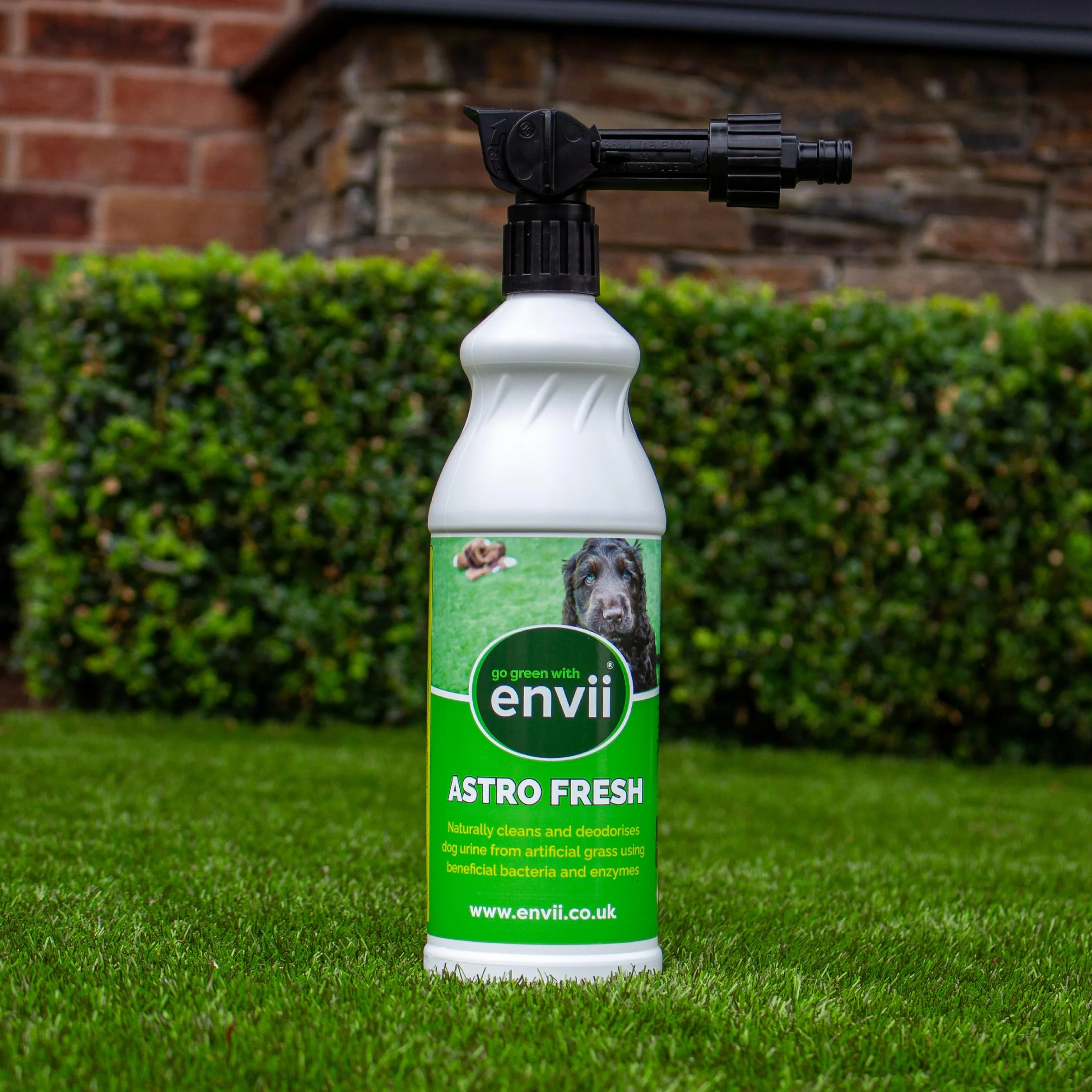 envii Astro Fresh – Detergente Naturale per Prato Sintetico per Urina di Cani e Odori – Senza Sostanze Chimiche, Pronto all’Uso con Spruzzatore da Tubo – Facile da Applicare, 1L Tratta 100m²
